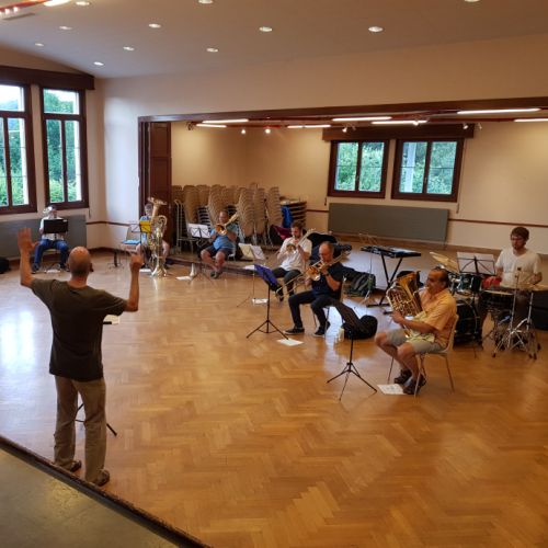 répétition à Dommartin en juin 2021 (avec distances sanitaires) Aucun concert en 2020-2021 ! Sacré covid !