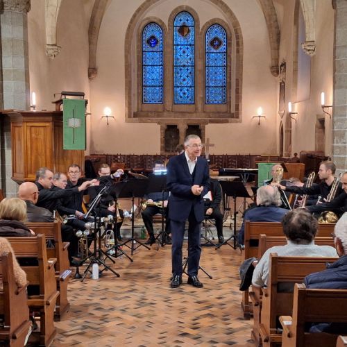 Ouverture du concert par M. H-F. Vellut, organiste titulaire et fondateur des Vespérales au Temple d'Aubonne (Photo: M. Rey)