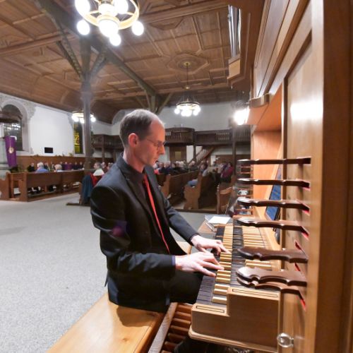 Yann Labanvoye organiste joue sa création en avant-première 'Veni Creator Spiritus'